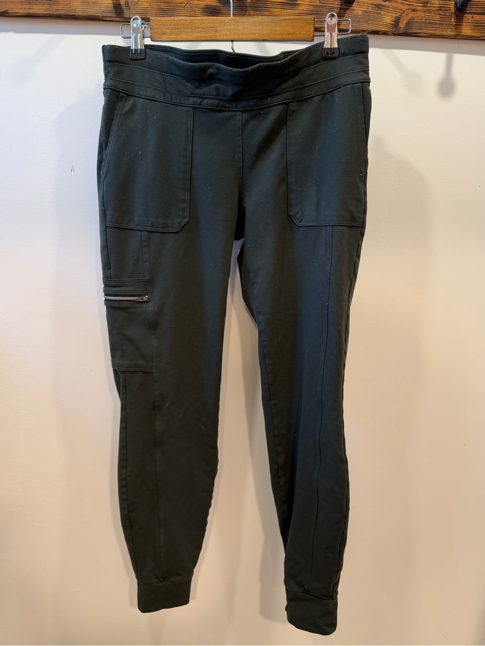 ATHLETA Headlands Hybrid Cargo Leggings, Size Small